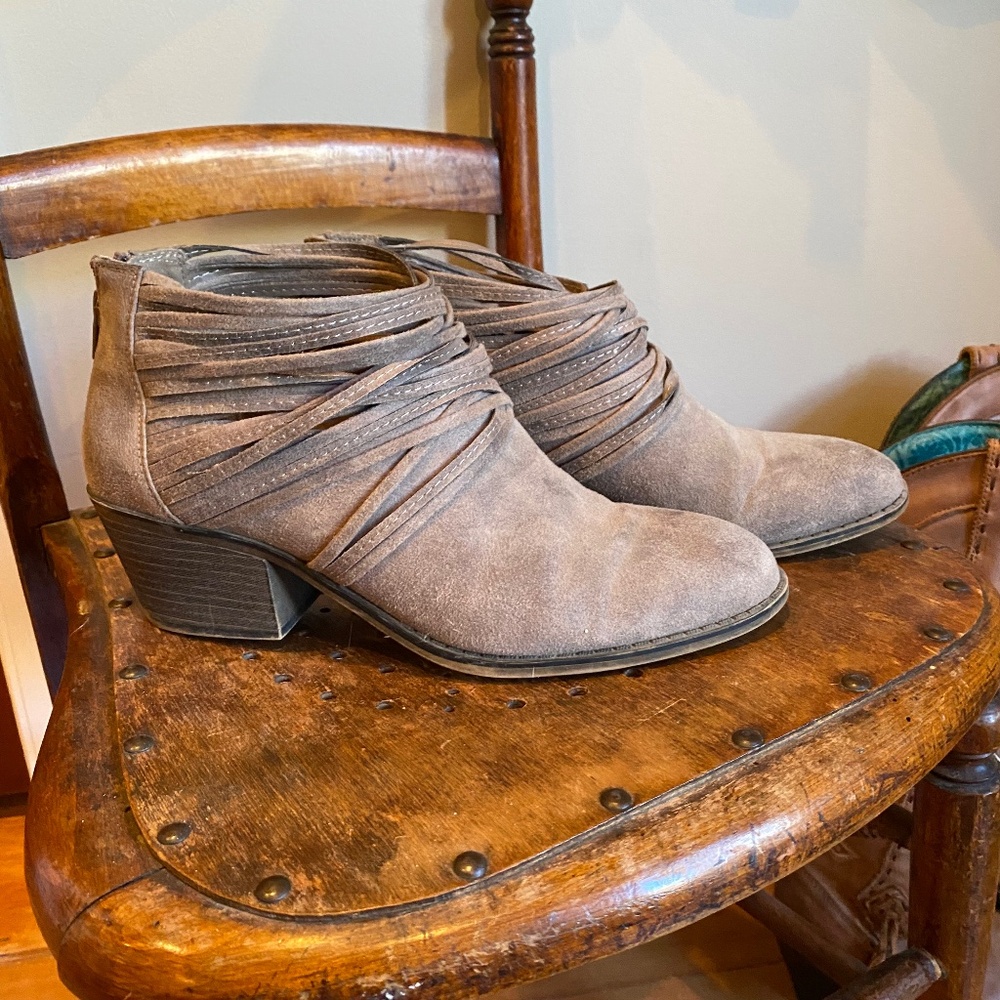 Chelsea boot with cool detailing